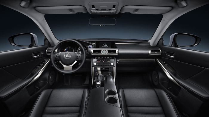Το εσωτερικό του νέου IS διαθέτει εντυπωσιακή σχεδίαση και ακολουθεί το high-tech υπόβαθρο του μοντέλου της Lexus.
